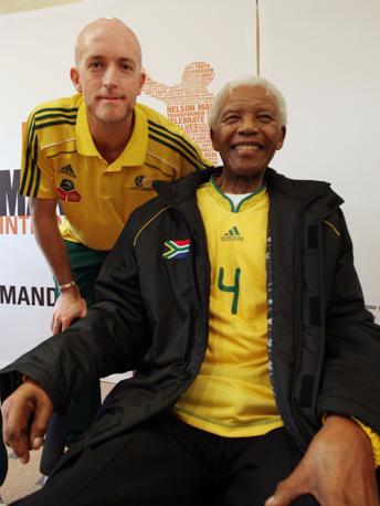 Matthew Booth posa con Mandela. Ap